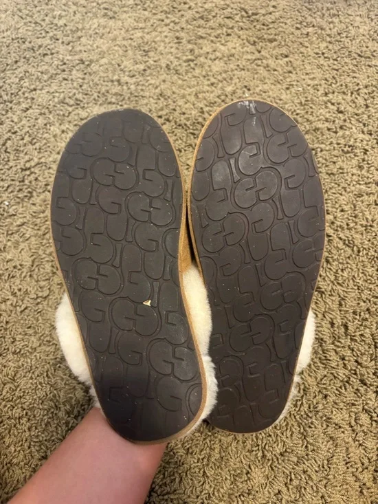 UGG Scufette Slippers - Picture 4 of 7